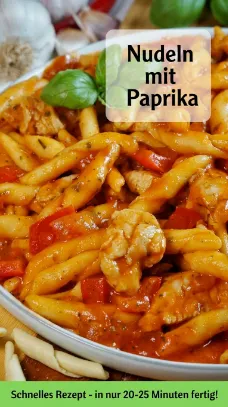 Nudeln mit Paprika und Hähnchen in cremiger Kräutersoße